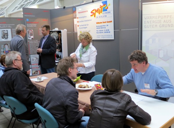 Diskussionen am Stand