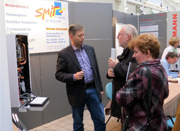 Diskussionen am Stand