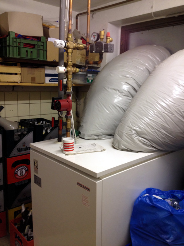 Luftschl&auml;uche f&uuml;hren durch das Fenster zur Au&szlig;enluft