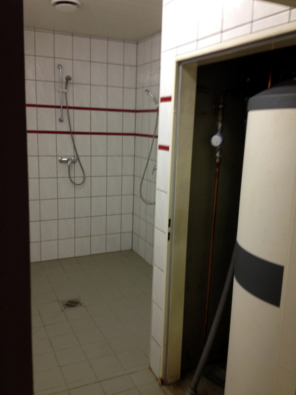 Neu montierter Warmwasserspeicher neben dem Duschraum