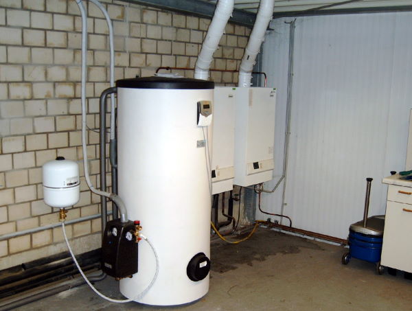 Trinkwasserspeicher neben der Brennwertanlage