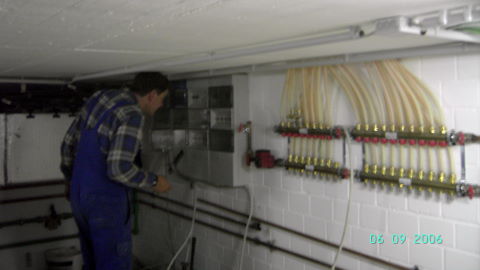 Fußbodenheizungsverteiler im Tiefkeller