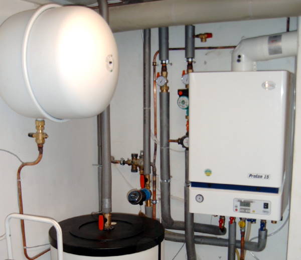 Brennwertheizungsanlage mit Speicher