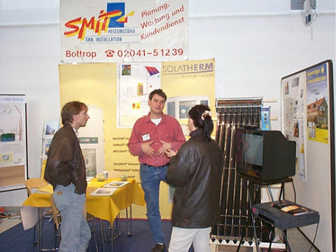 Diskussionen am Stand