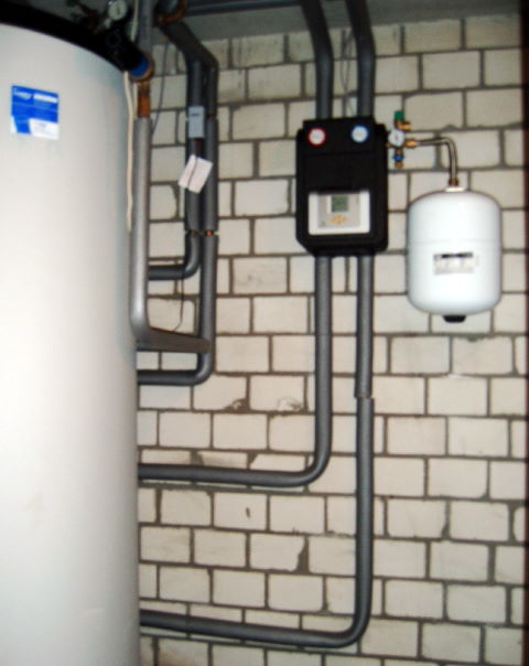 Solarspeicher mit Fremdstromanode sowie Solarregelstation