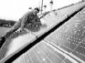 Bild: Dirk Smit installiert eine Solar-Anlage